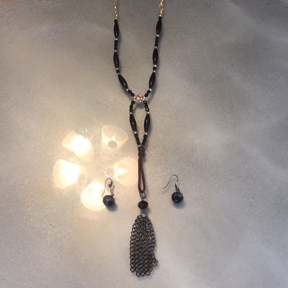 Choker style Blk/gold necklace w/gold /rhinestone